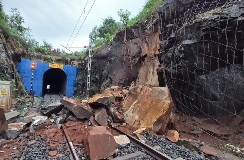  विलवडे येथे रेल्वे ट्रॅकवर दरड कोसळली, कोकण रेल्वे वाहतूक ठप्प