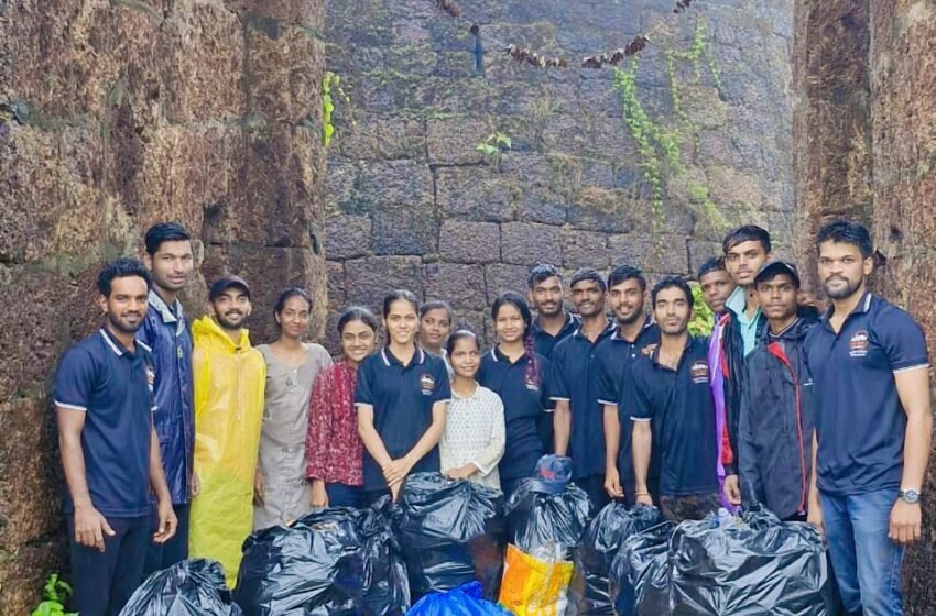  किल्ले रत्नदुर्गवर स्वच्छता मोहीम