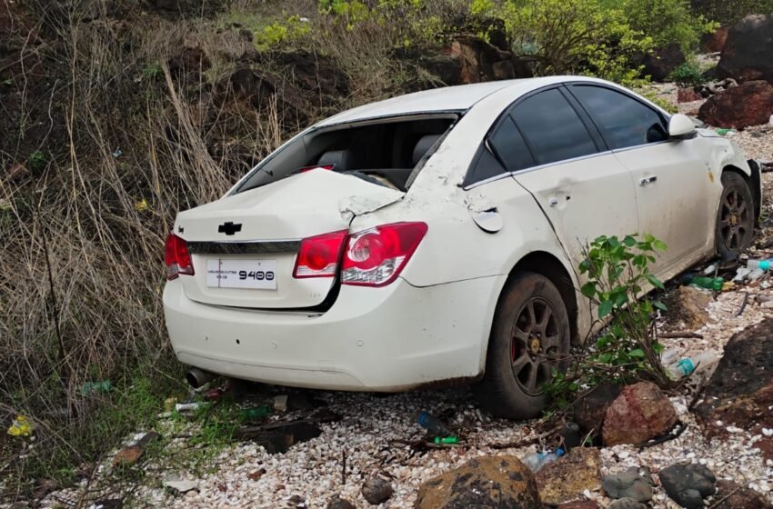  आरे – वारे पॉईंट येथे पार्क केलेली फोर व्हिलर कोसळली समुद्रात