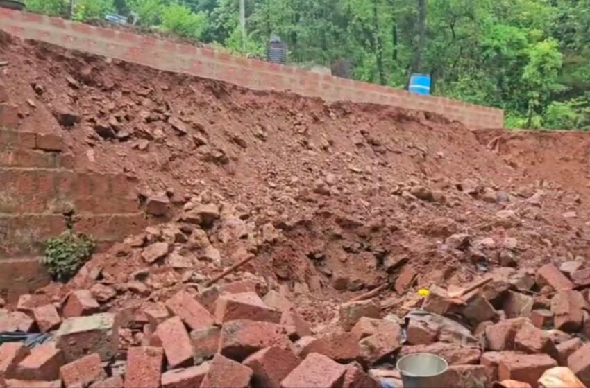  पोमेंडी खुर्द येथे संरक्षक भिंत कोसळून तिघे जखमी