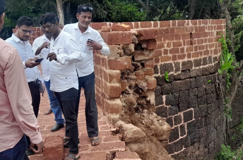  पुरातत्व विभागाच्या अभियंत्यांनी घेरा यशवंत गडाच्या पडझड झालेल्या कामाची केली पाहणी