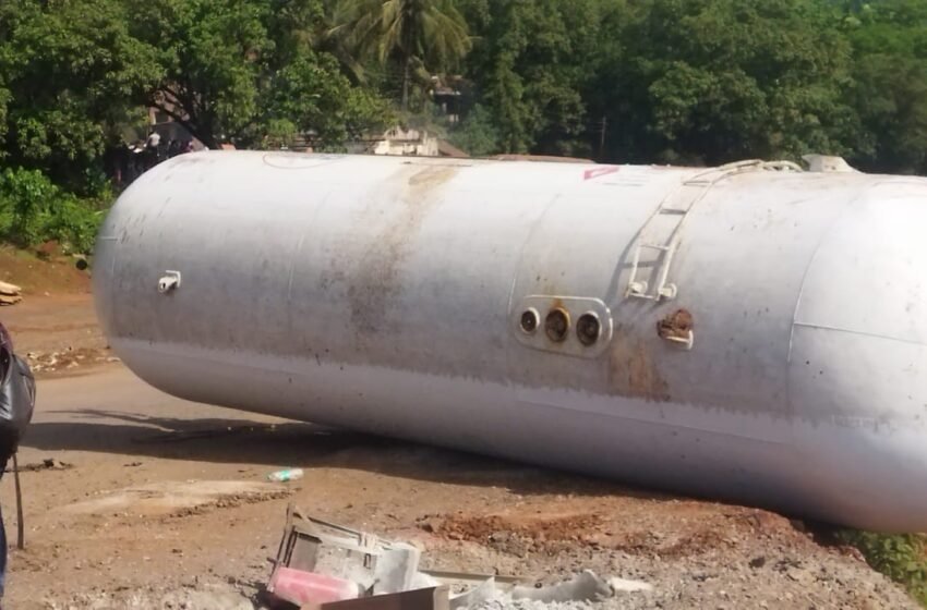  बावनदी येथे ट्रॅव्हल्स आणि CNG टँकरचा भीषण अपघात; अनेक प्रवासी जखमी