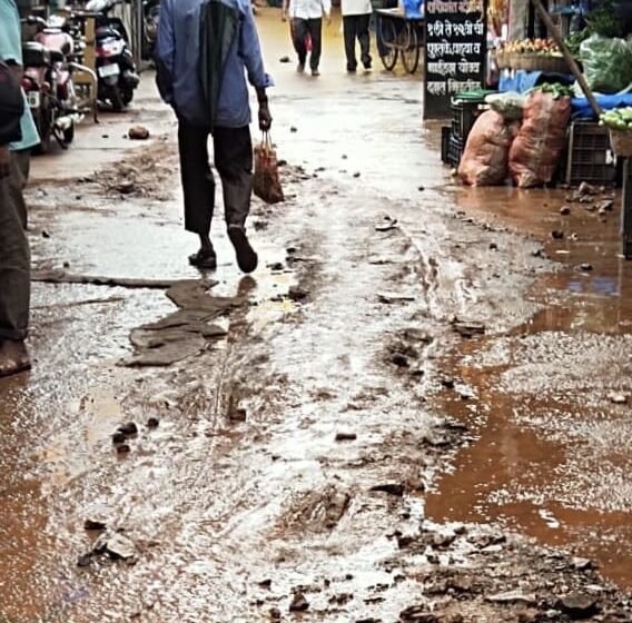 संगमेश्वर बाजारपेठेत मुसळधार पावसामुळे चिखलाचे साम्राज्य