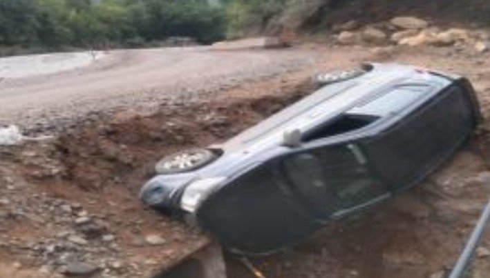 वरंधा घाटात कार खड्ड्यात पलटी, 4 जण जखमी