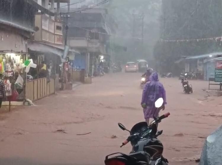  पावस बाजारपेठेत घरांमध्ये पाणी शिरले; नागरिक भयभीत, रात्रीची वेळ अधिकच भयानक