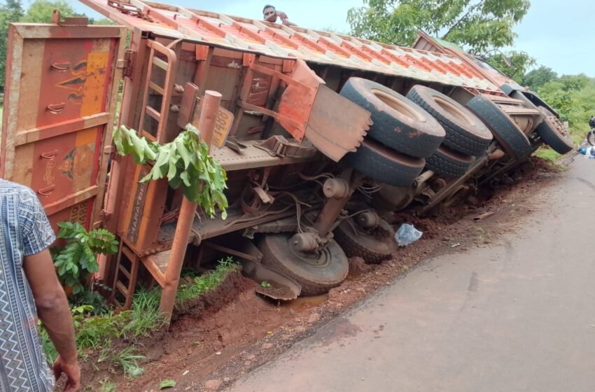 पावस लांजा मार्गावर ट्रकचा अपघात
