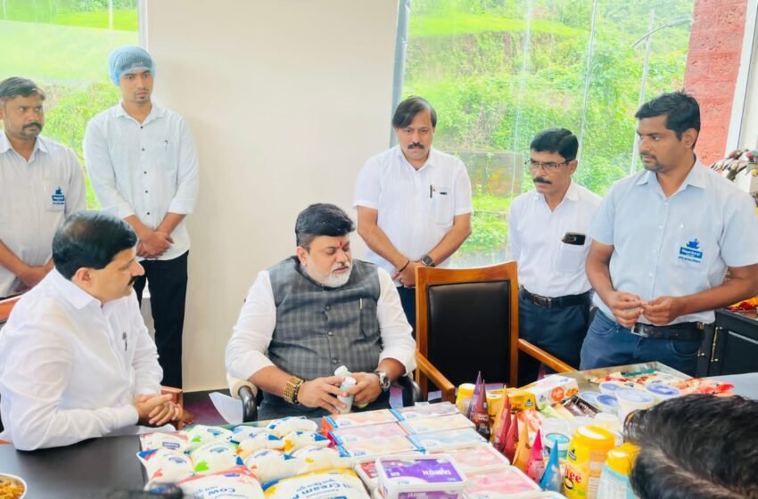 उद्योगमंत्री उदय सामंत यांची वाशिष्ठी डेअरीला सदिच्छा भेट; उत्पादनांची केली प्रशंसा