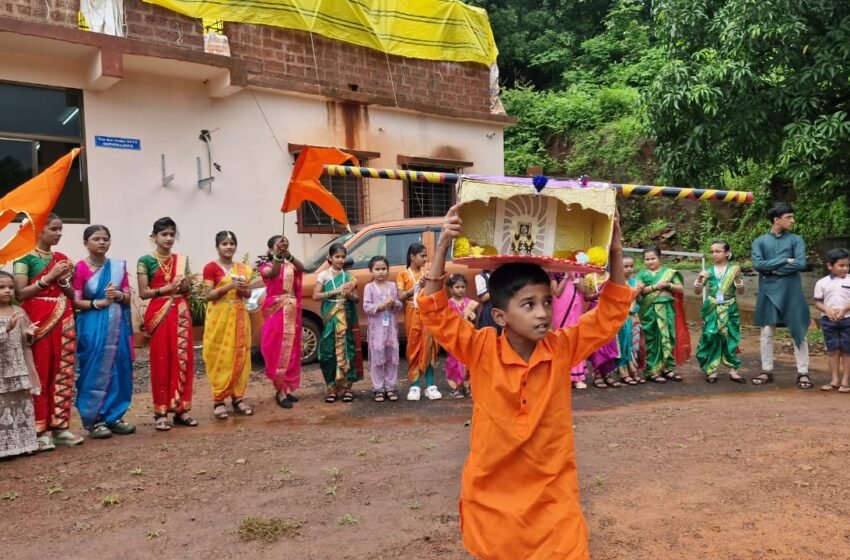 न्यू. व्हिजन इंग्लिश मिडीयम स्कूल आंबेड बु. मध्ये अवतरली पंढरी