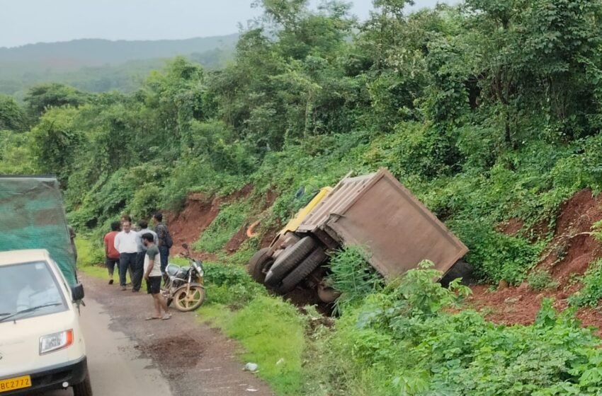  हातखंबा येथे डंपर पलटी; चालक जखमी