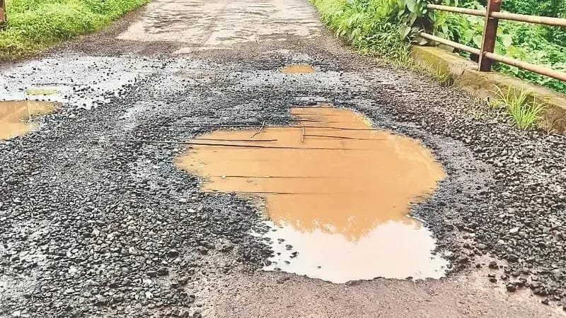  पुलावर तुटलेल्या सळ्यांमुळे अपघाताला निमंत्रण