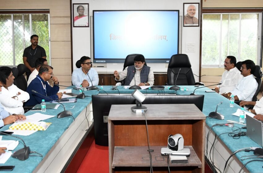  आंबा बागायतदारांना आंदोलन करावे लागू नये, असे बँकांचे कामकाज हवे:  पालकमंत्री डाॕ उदय सामंत