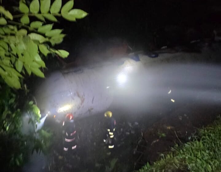  हातखंबा शाळेजवळील वळणावर गॅस टँकर उलटला; गळतीमुळे खळबळ, नागरिकांचे स्थलांतर