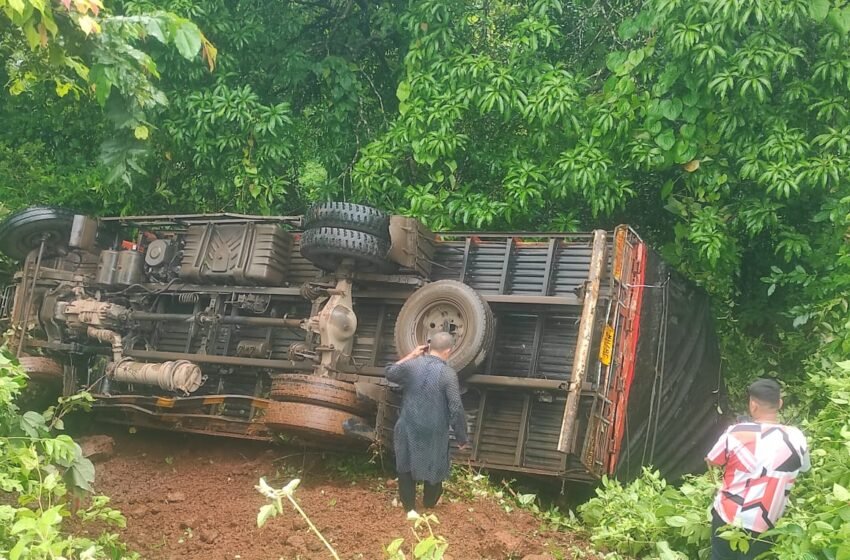  फुणगुस येथे पुन्हा त्याच ठिकाणी अपघात, ट्रक दरीत कोसळला