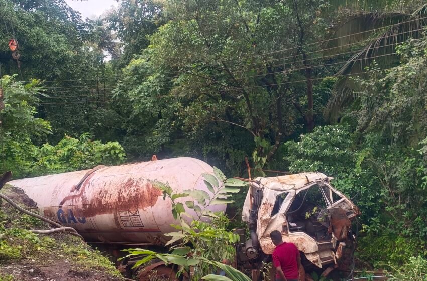  मुंबई-गोवा महामार्गावर गॅस टँकर पलटी झाल्याने वाहतूक ठप्प; ९ तासांनंतरही परिस्थिती जैसे थे