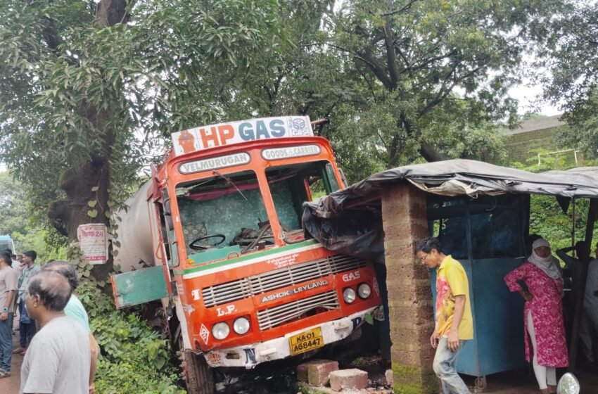  *हातखंबा येथे गॅस टँकरचा पुन्हा अपघात, टँकर घुसला टपरीत