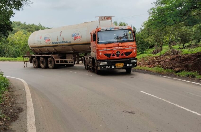  गणपतीपुळे-निवळी मार्गावर वाहतूक विस्कळीत; ओरीच्या वळणावर एकाचवेळी तीन ट्रक बंद