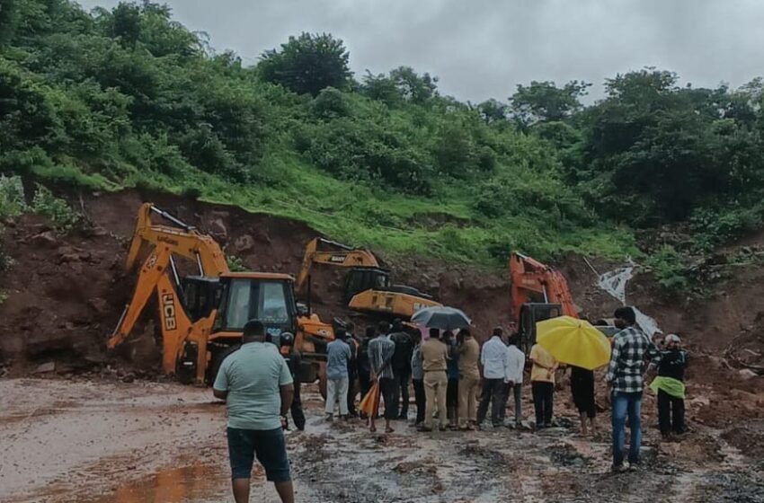  आंबा घाटात पुन्हा दरड कोसळली; वाहतूक ठप्प