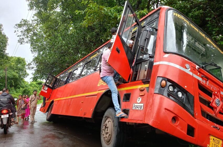  संगमेश्वर कातूर्डी संगमेश्वर एसटी कोंड उमरे येथे घसरली, रिक्षाला साईट देताना अपघात