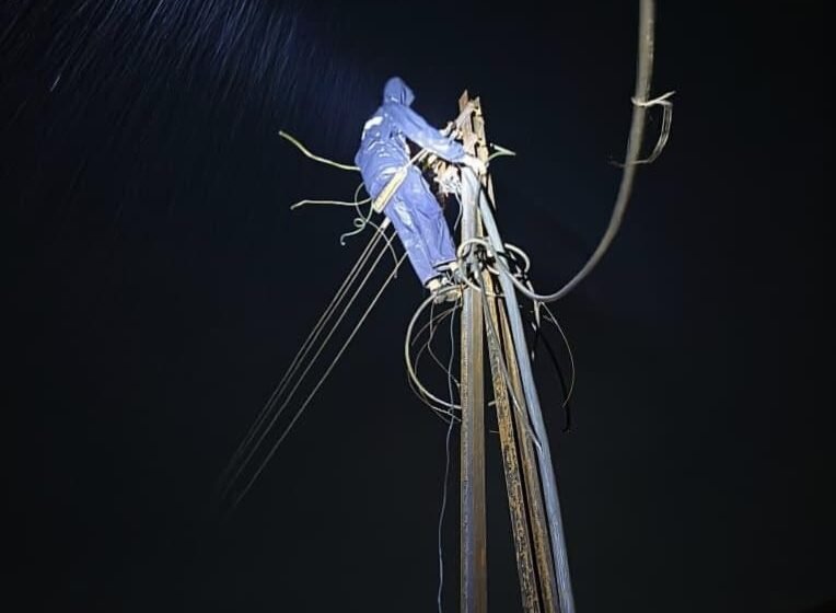  लांजा शहरात वीजखांबाला आग; महावितरण कर्मचाऱ्याचे धाडसाने टळला मोठा अनर्थ