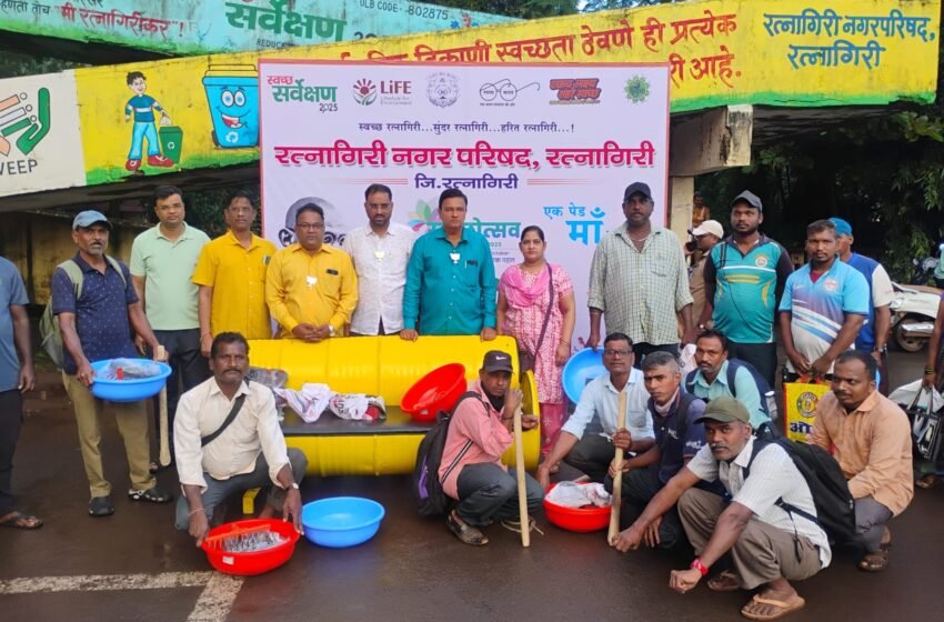  रत्नागिरी शहरातील स्वच्छतादूतांना भाजपा माजी नगरसेवकांकडून साहित्य वाटप