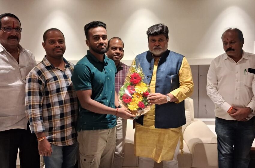  रत्नागिरीचा युवा क्रिकेटपटू अविराज अनिल गावडेचे पालकमंत्र्यांनी केले कौतुक