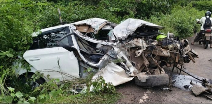  करबुडे येथे कार- डंपरच्या भीषण अपघातात चालक जखमी