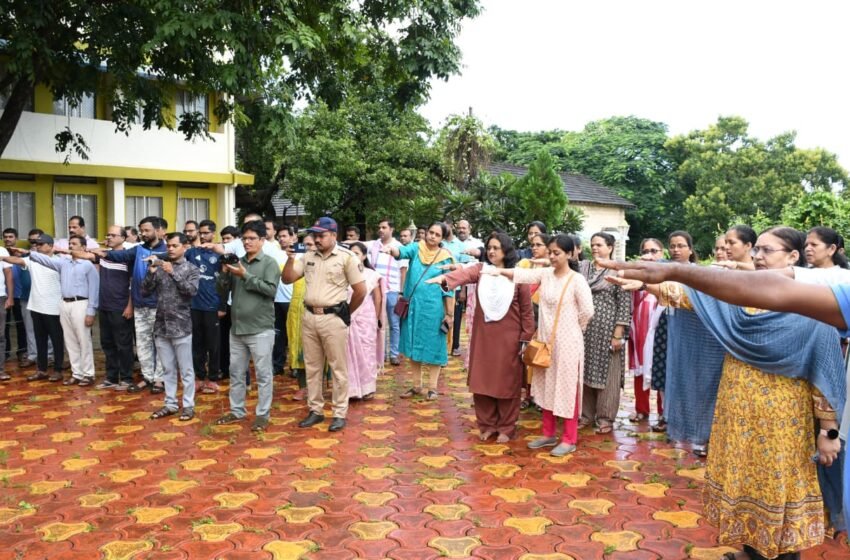  गांधी जयंती सप्ताहानिमित्त जिल्हाधिकारी कार्यालय परिसरात स्वच्छता