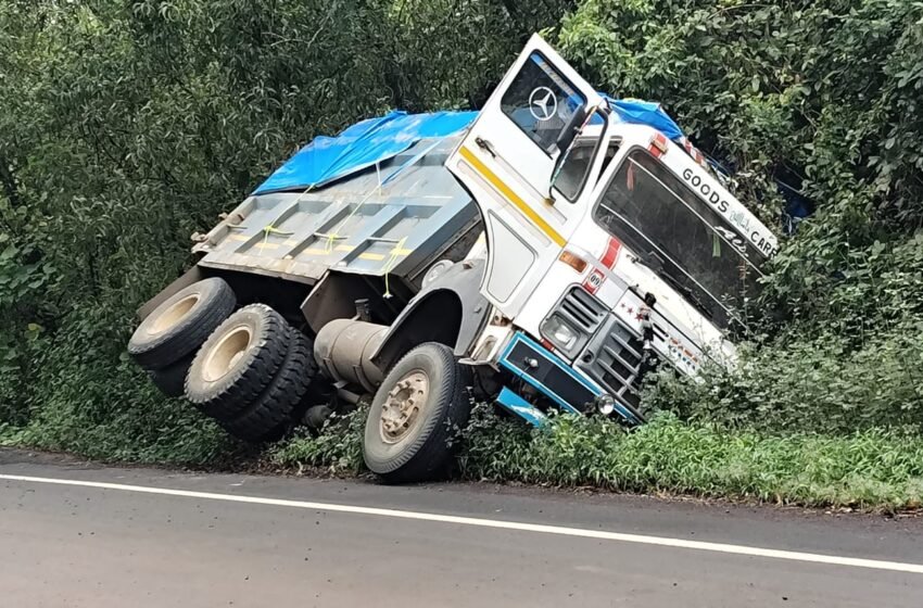  जयगड-निवळी मार्गावर डंपरला अपघात; चालक सुखरूप बचावला