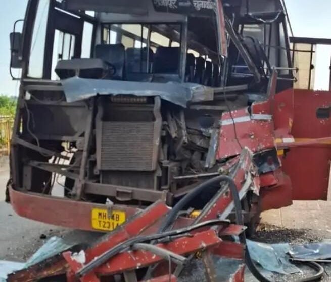  महामार्गावर नेरके येथे एसटी बसचा अपघात