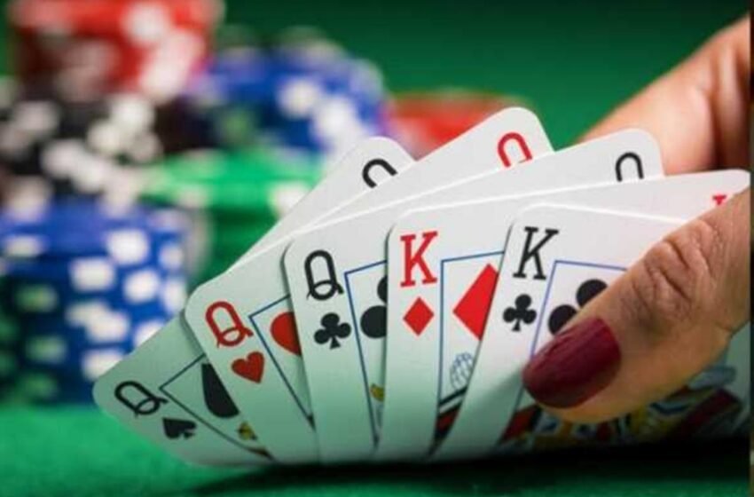  चिपळूणच्या पागनाका येथे ‘कल्याण मटका’ जुगार खेळणाऱ्या इसमाला रंगेहात पकडले; २ हजारांहून अधिक रक्कम जप्त