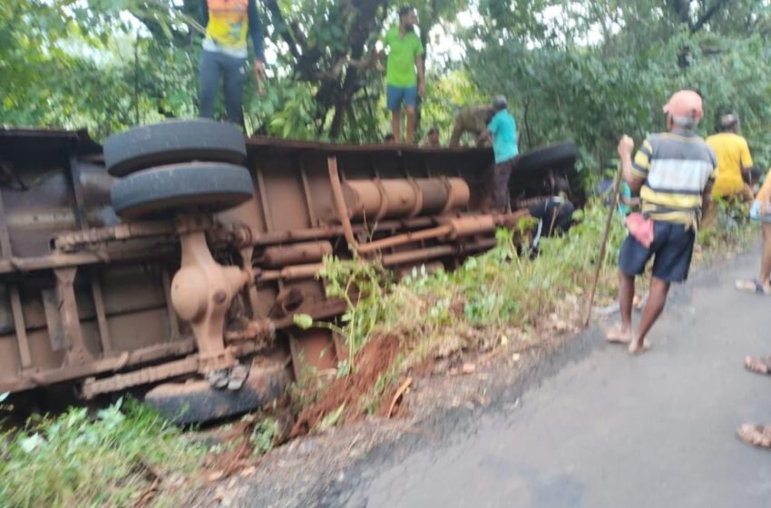  पांगारी येथे एस.टी. बसला अपघात; दोन प्रवासी किरकोळ जखमी