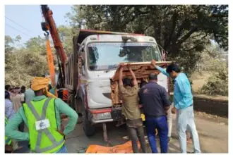  रत्नागिरी-कोल्हापूर हायवेवर दाभोळे येथे डंपर पलटी! चालक किरकोळ जखमी