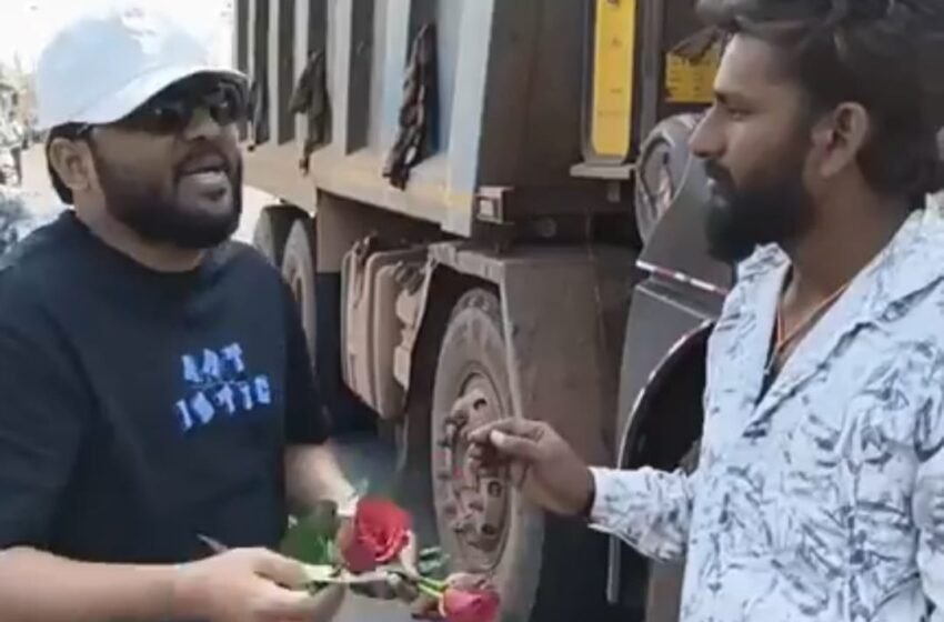  ओव्हरलोड वाहतूक विरोधात प्रथमेश गावणकर यांची गांधीगिरी