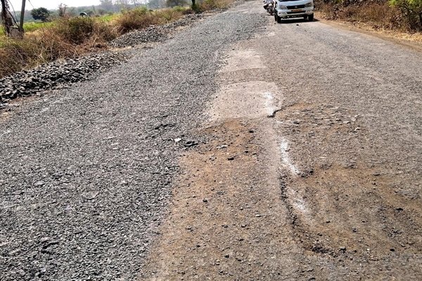  मुंबई-गोवा महामार्गावर अर्धवट कामांचा डोंगर