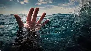  गणपतीपुळे समुद्रात बुडणाऱ्या १५ वर्षीय मुलाला जीवरक्षकांनी दिले जीवनदान