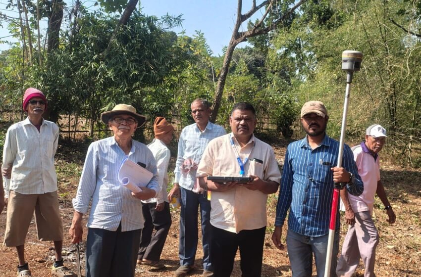  प्रलंबित मोजणी प्रकरणांचा निपटारा करण्यासाठी उप अधीक्षक मोजणीसाठी स्वतः शेतात