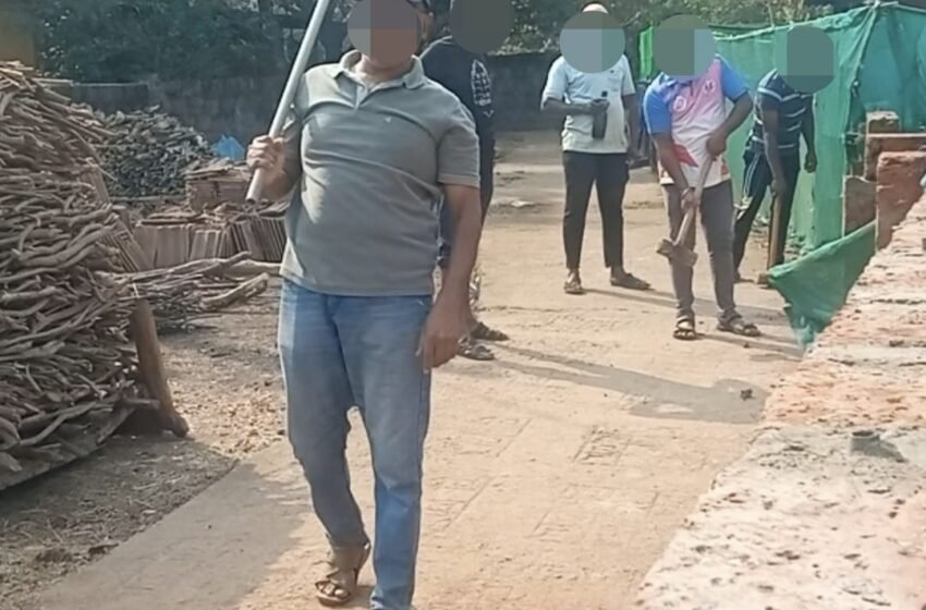  वेलदूरमध्ये बांधकामाच्या वादातून दोन गटात जोरदार राडा; वृद्धाचे डोके फोडले, महिलेवर वार