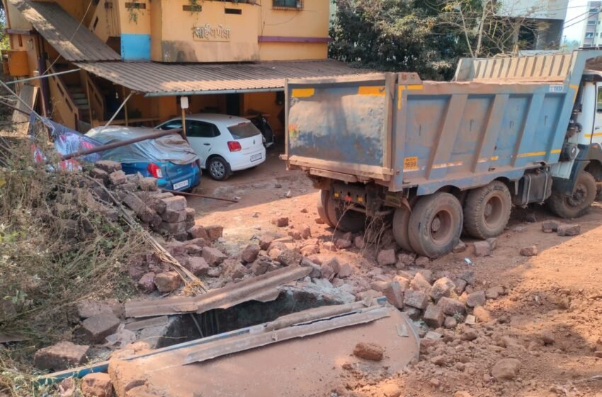  डंपरच्या धडकेने मालमत्तेचे नुकसान