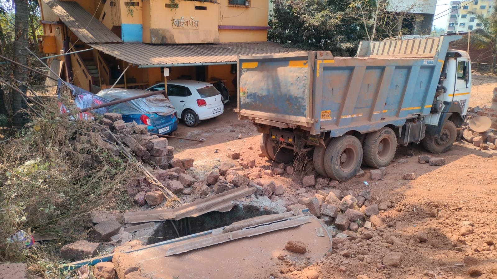 डंपरच्या धडकेने मालमत्तेचे नुकसान