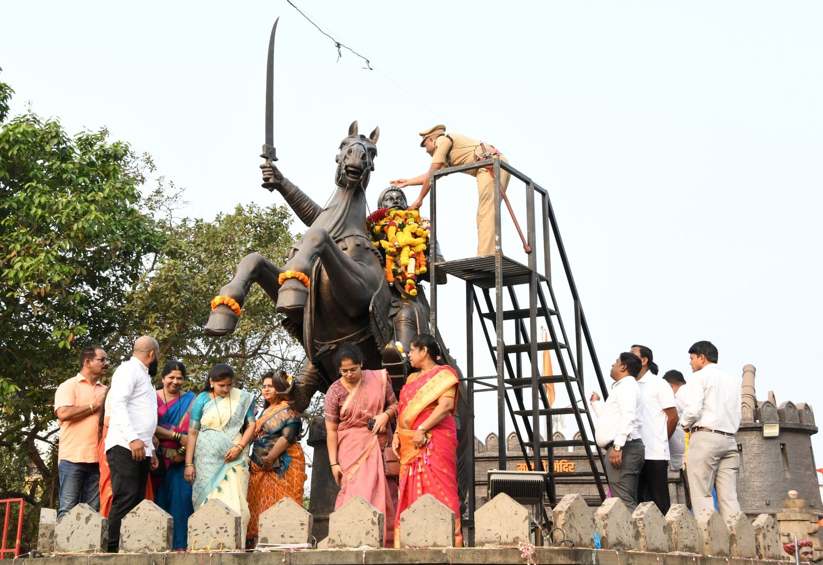 ढोल ताशांच्या निनादात आणि लेझीमच्या गजरात शिवजयंतीचा अभूतपूर्व उत्साह; पोलीस बँडची मानवंदना