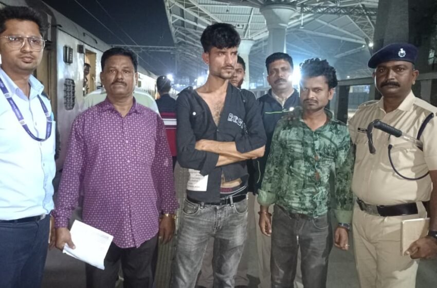  कर्मचाऱ्याच्या सतर्कतेमुळे रेल्वेत चोरीचा प्रयत्न उधळला; दोघांना अटक