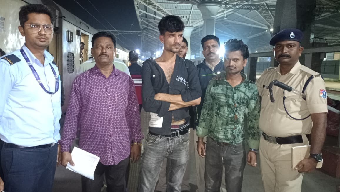 कर्मचाऱ्याच्या सतर्कतेमुळे रेल्वेत चोरीचा प्रयत्न उधळला; दोघांना अटक