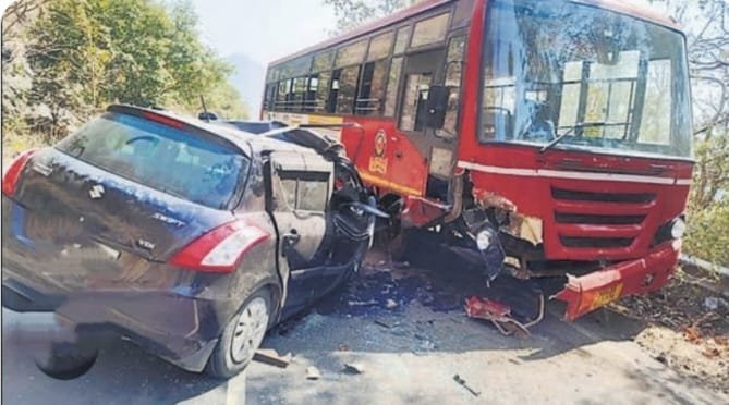 पेढे उड्डाणपुलावर डिझायरची एसटी बसला धडक