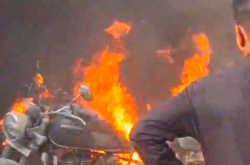  रत्नागिरी साळवी स्टॉप येथे दोन दुचाकी जळून खाक