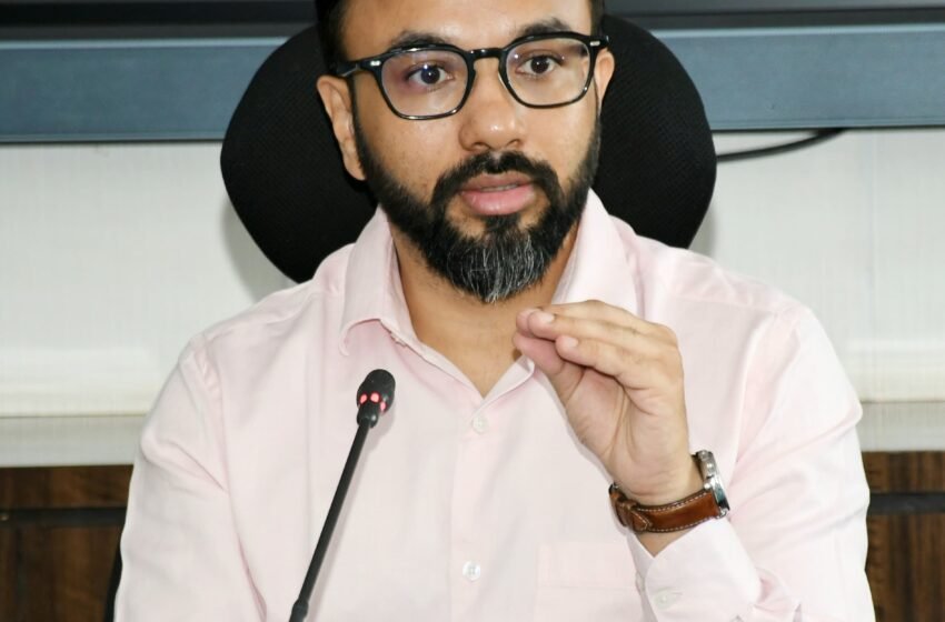  जिल्ह्यात इंधनाचा साठा पुरेसा ; अफवा पसरविणाऱ्यावर कारवाई: जिल्हाधिकारी मनुज जिंदल