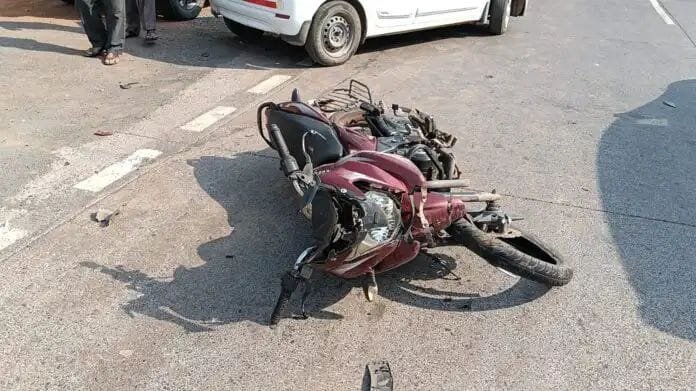 खेड येथे कार- दुचाकीची धडक; तिघे जखमी