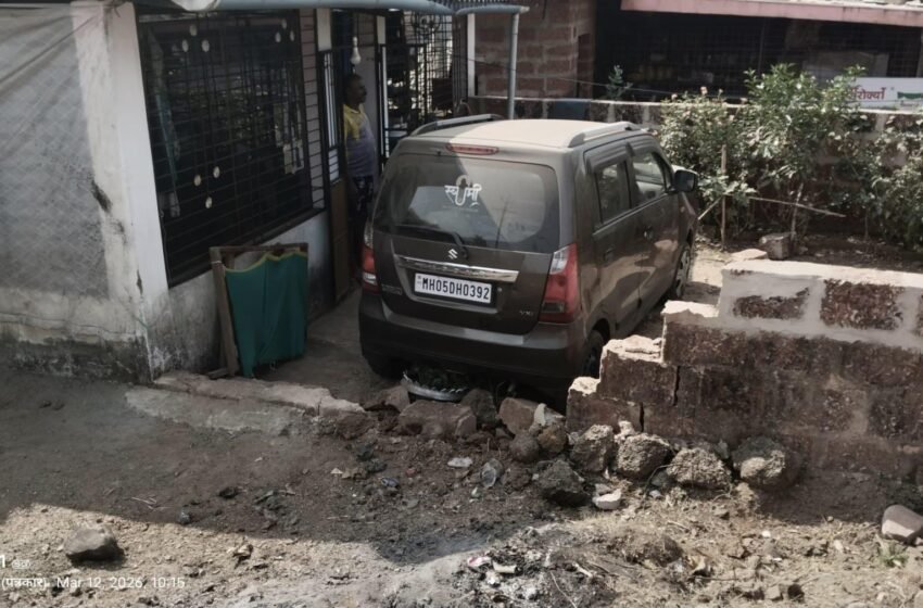  कुत्रा आडवा आल्याने कार घुसली थेट अंगणात