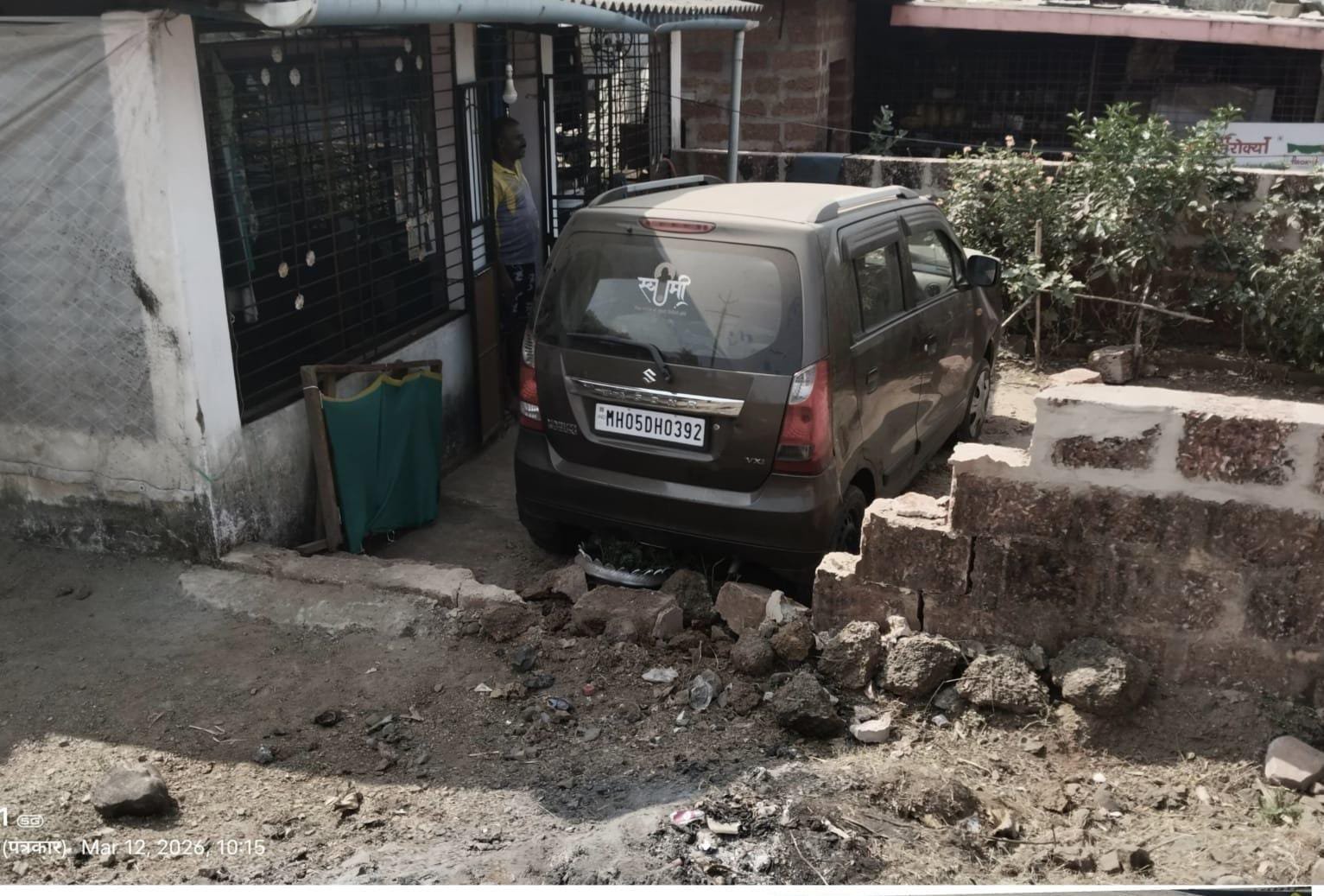 कुत्रा आडवा आल्याने कार घुसली थेट अंगणात