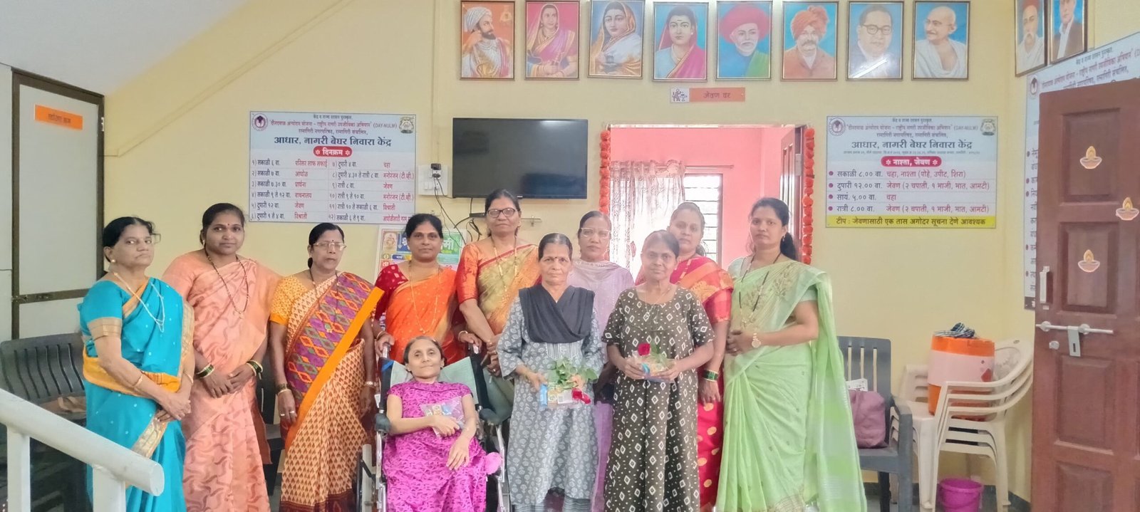 गृहिणी बचतगटा कडुन महिला दिनाचे औचित्य साधून आधार नागरी बेघर निवारा केंद्र येथे वस्तूचे वाटप