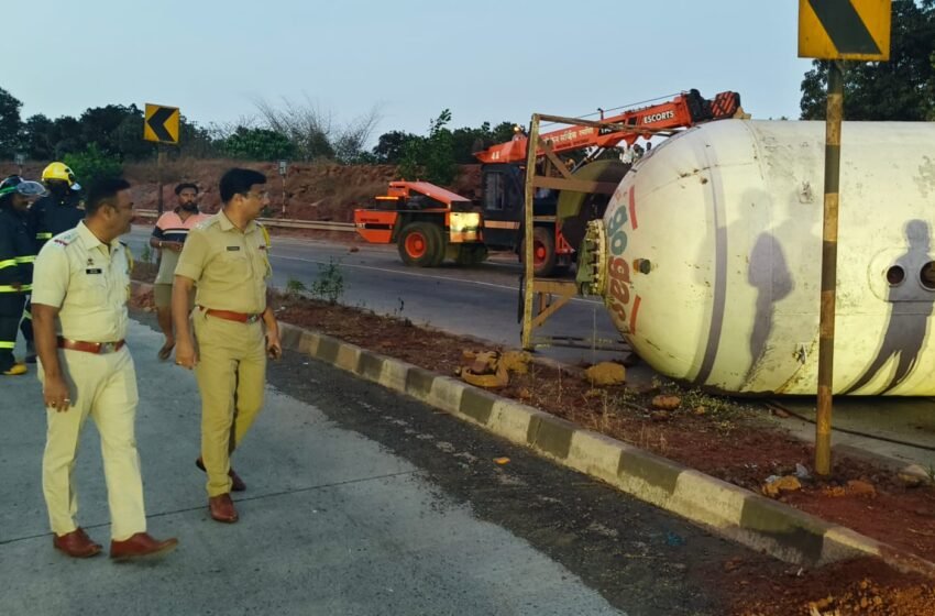  हातखंब्याजवळ गॅस टँकर उलटून मुंबई-गोवा महामार्गावर थरार; सुदैवाने मोठी दुर्घटना टळली, वाहतूक पूर्ववत